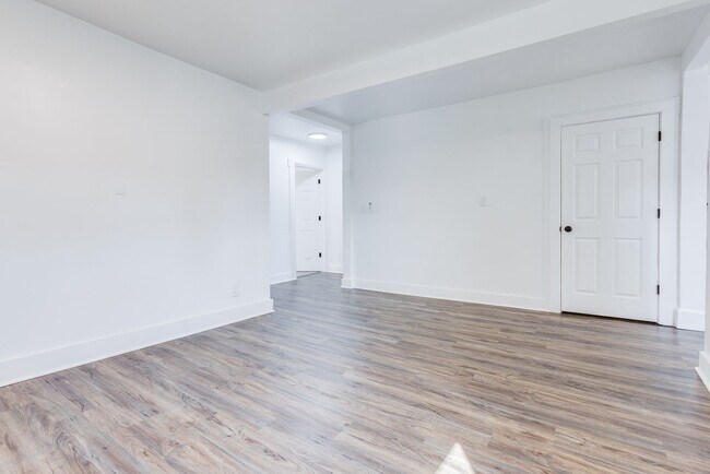 Building Photo - 826 E Warrington Ave