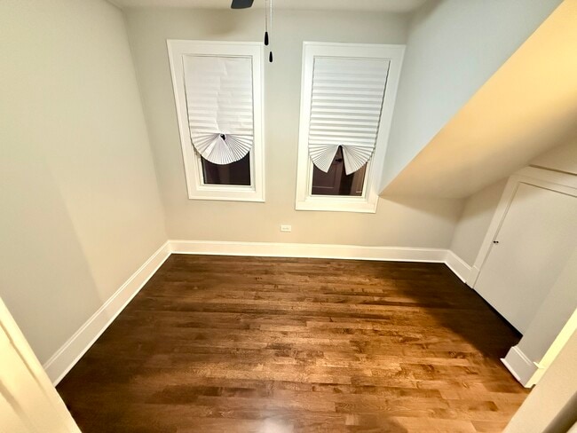 Building Photo - 5942 W Eastwood Ave