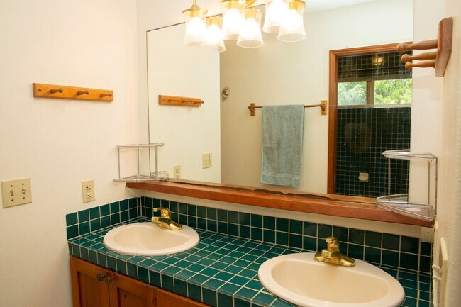 Building Photo - Spacious 4-Bedroom Retreat in Haiku with S...