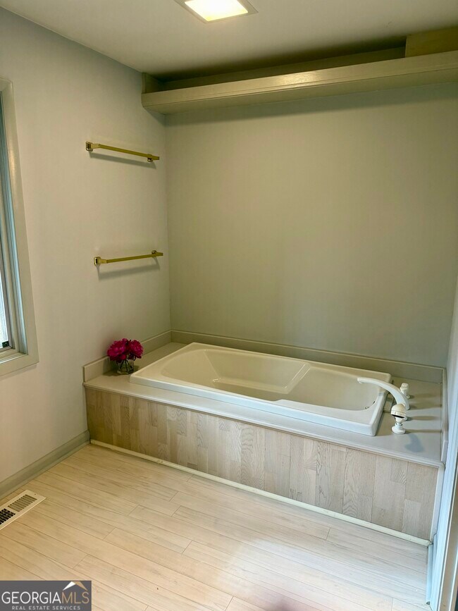 Building Photo - 507 Bridlepath Ln