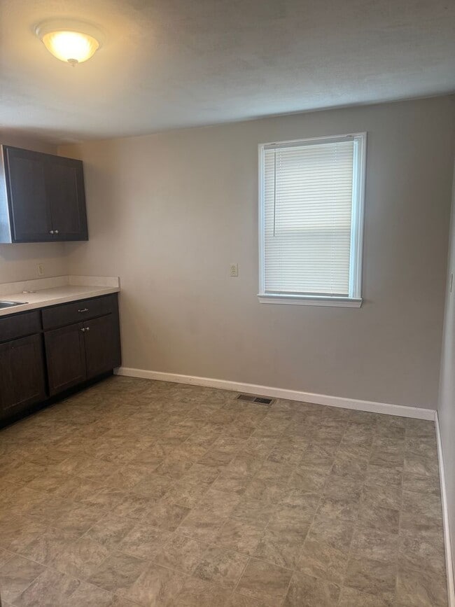 Building Photo - 3-4 Bedroom 1 Bath cape with garage in Liverpool Schools