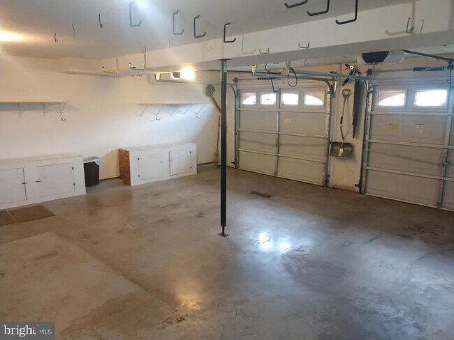 Building Photo - 356 Oak Lee Dr