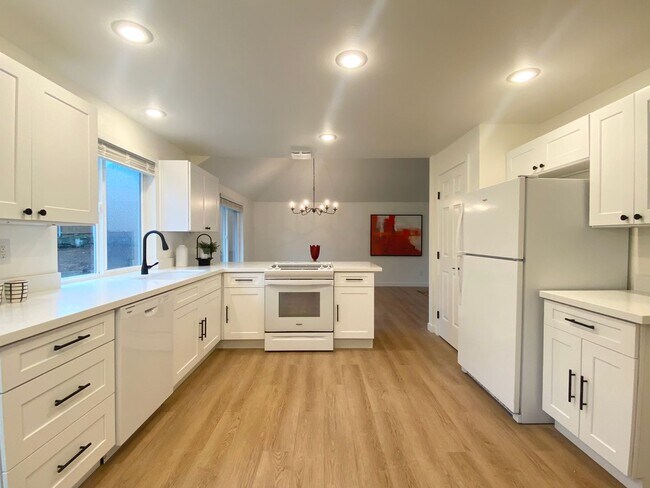 Building Photo - FULLY UPDATED Auburn home near Thomas Jefferson HS