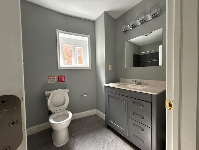Building Photo - Spacious 4 Bedroom House in Baltimore
