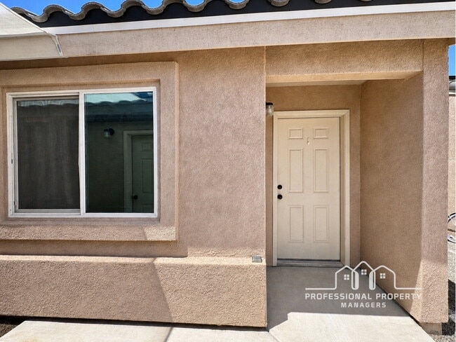 Building Photo - For Rent: 3-bedroom, 2-bathroom home in Desert Sky