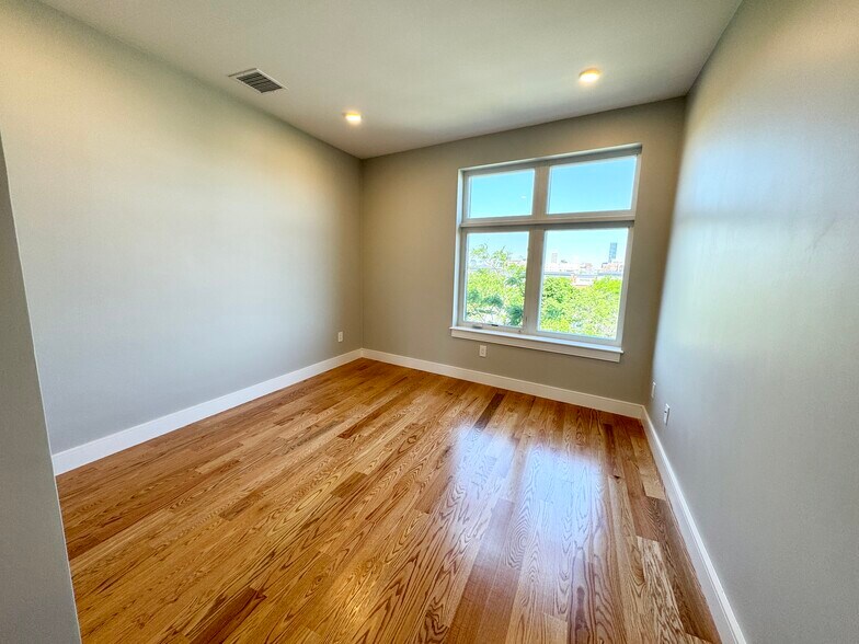 Building Photo - 16 Baker Ct