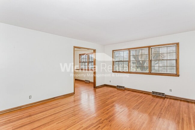 Building Photo - Large 3 bedroom , 2 bath home