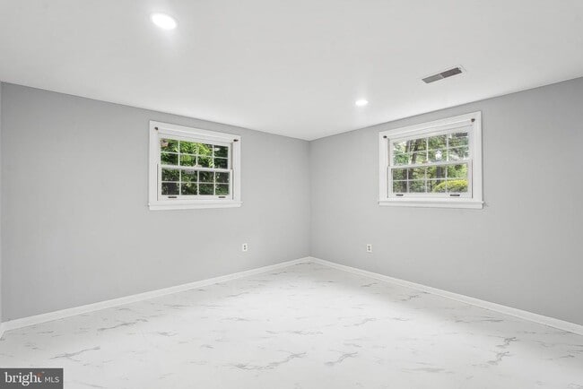 Building Photo - 9239 Vernon Dr