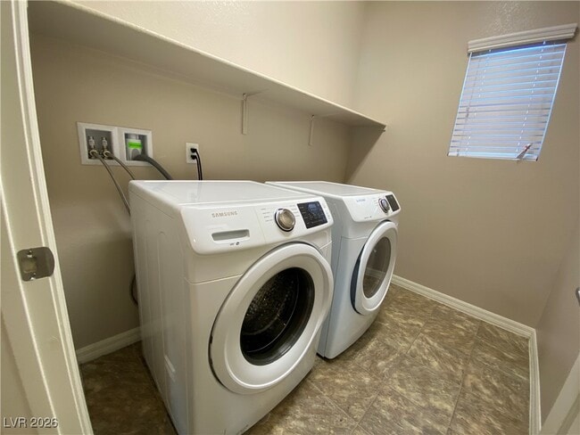 Building Photo - 8033 Ancient Oaks Ave