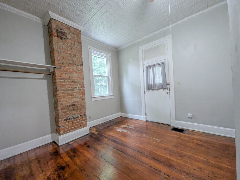 Building Photo - 24 Conklin St