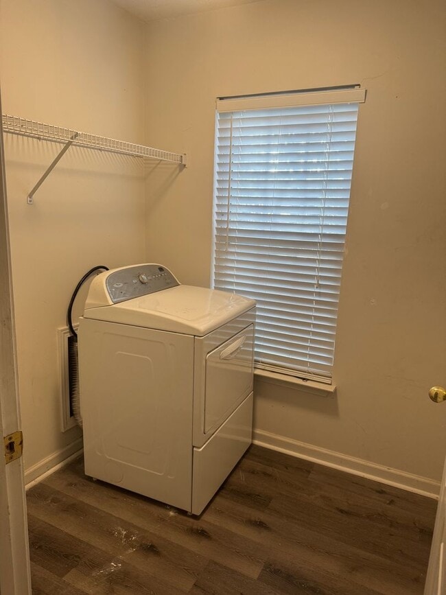 Building Photo - Great Price and location!