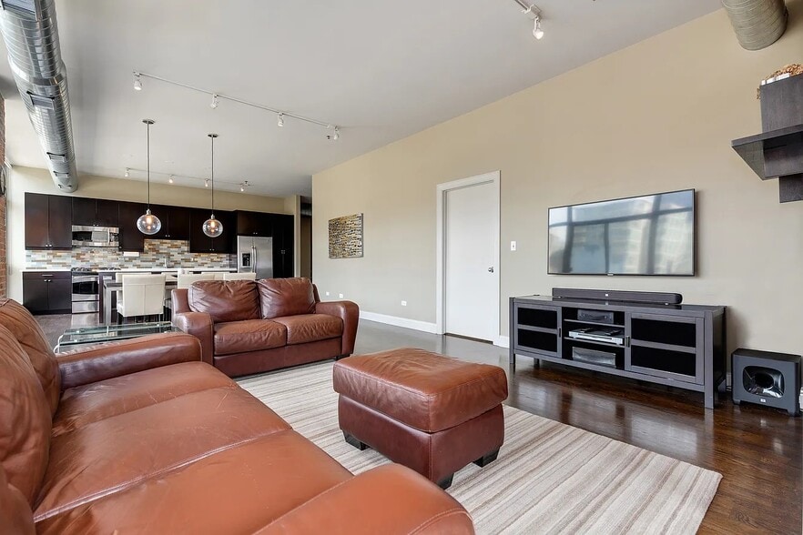Large Open Floor Plan - 23 N Green St