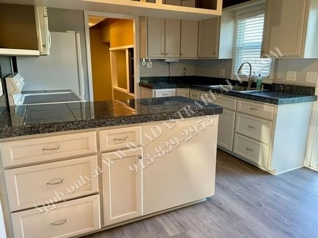 Building Photo - Cute 4 Bed 1.5 Bath Home in Olathe-Availab...