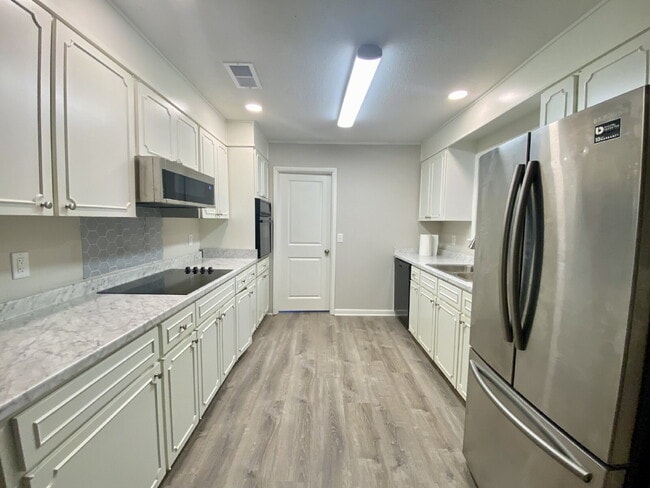 Building Photo - Single-family home on Hilton Head Island w...
