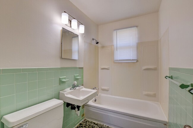 Building Photo - 936-938 Schumann Dr