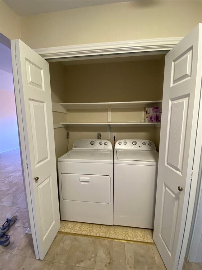 Building Photo - 1202 Thorpe Ln