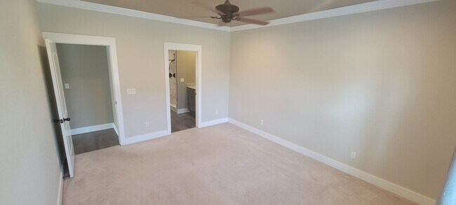 Building Photo - 3 bedroom 2.5 bath / Community pool / 2 ca...