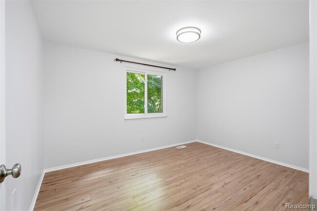 Building Photo - 1880 Welling Dr