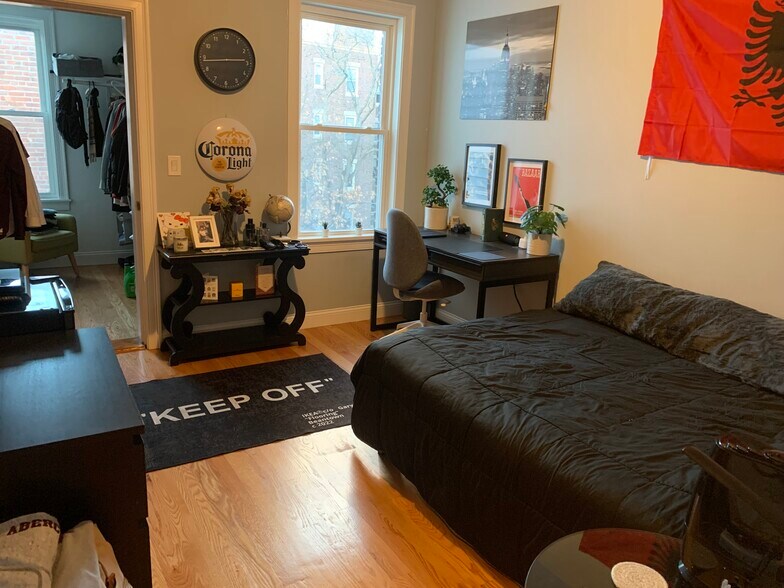 Building Photo - 186 Kelton St