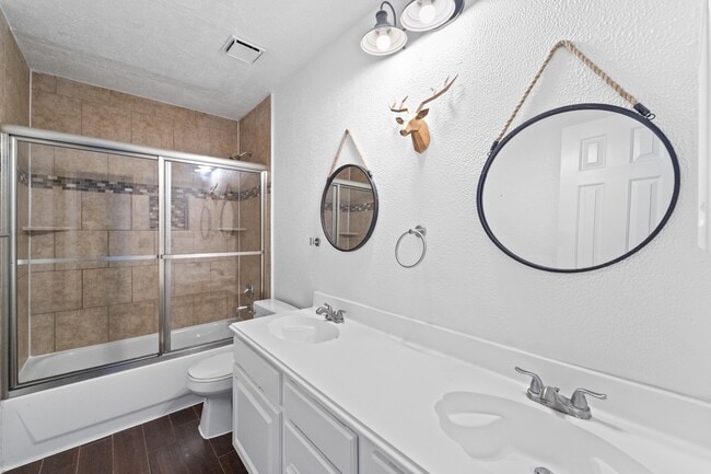 Building Photo - 3909 Greenwood Dr