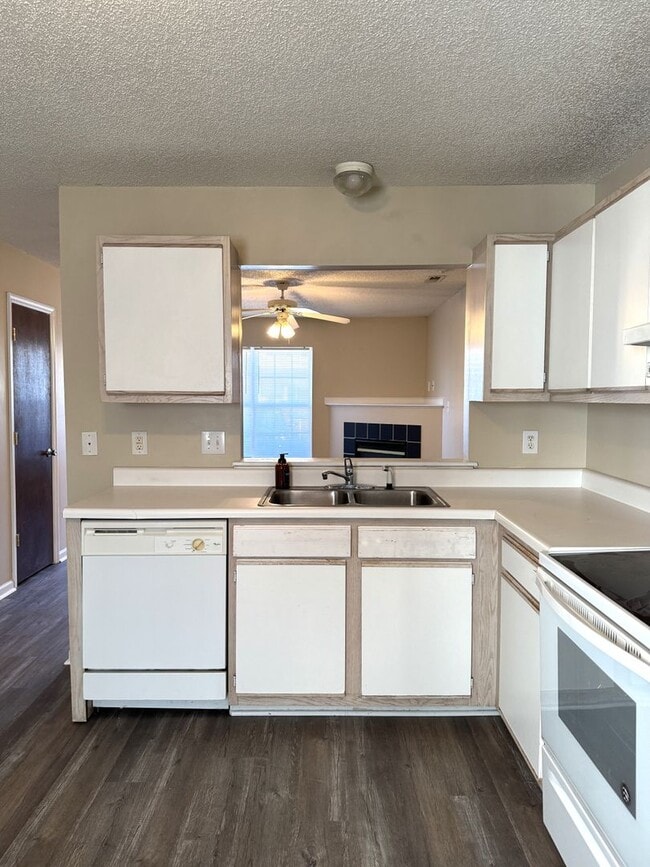 Building Photo - Minutes to Camp Lejeune! Pets with Owner Approval!