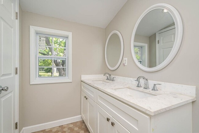 Building Photo - Charming 3BD, 2BA Raleigh Home on a Large ...