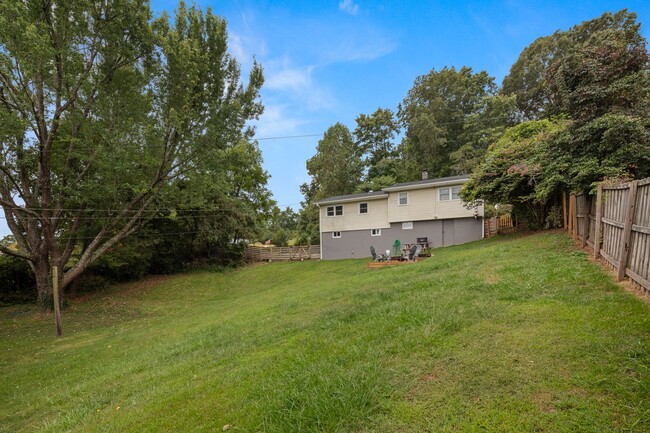 Building Photo - Updated Home West of Asheville