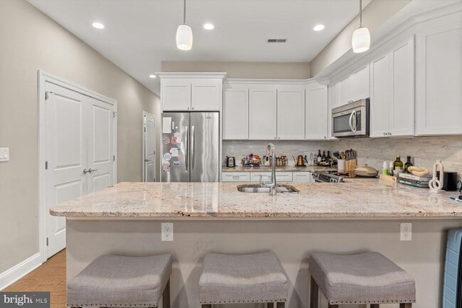 Building Photo - Beautifully Updated 2 BR 2 BA in the heart of Logan Circle