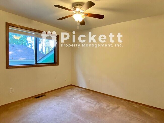 Building Photo - Lovely 3 Bed Island Lake Tri-level