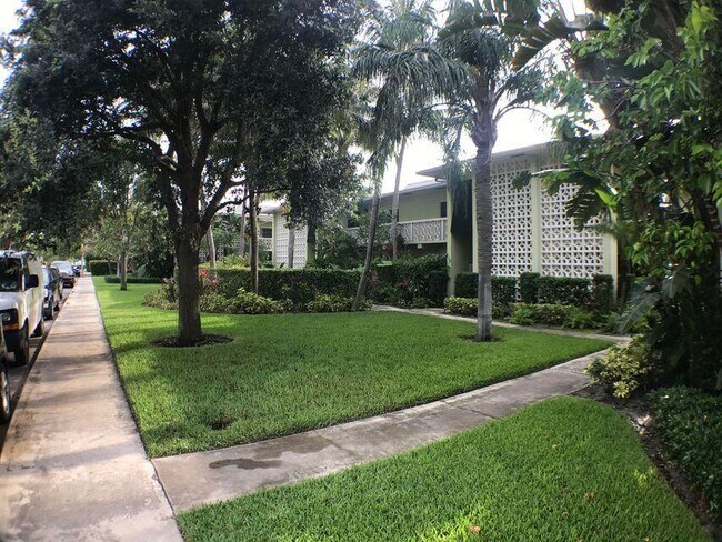 Building Photo - 102 N Lakeside Dr