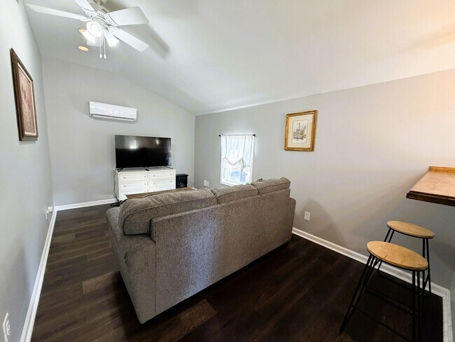 Building Photo - 512 S 6th St