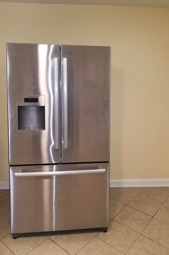 Building Photo - Historic 2 BR House Near Downtown! Bonus Room, Dining Area, W/D Hookups, on Corner Lot