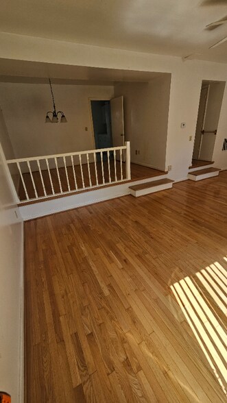 Building Photo - 118 Camelot Ct