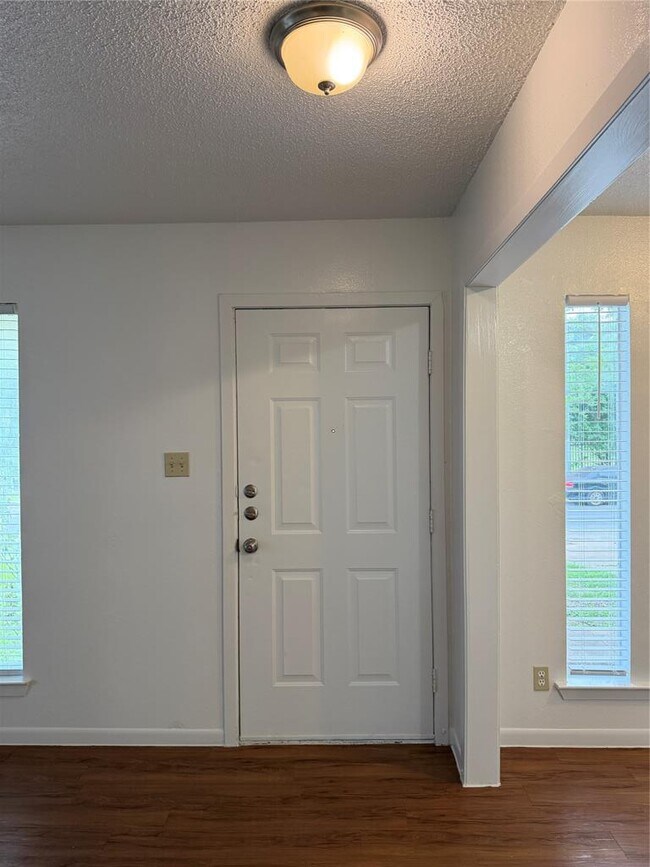 Building Photo - 4714 Creek Bend Dr