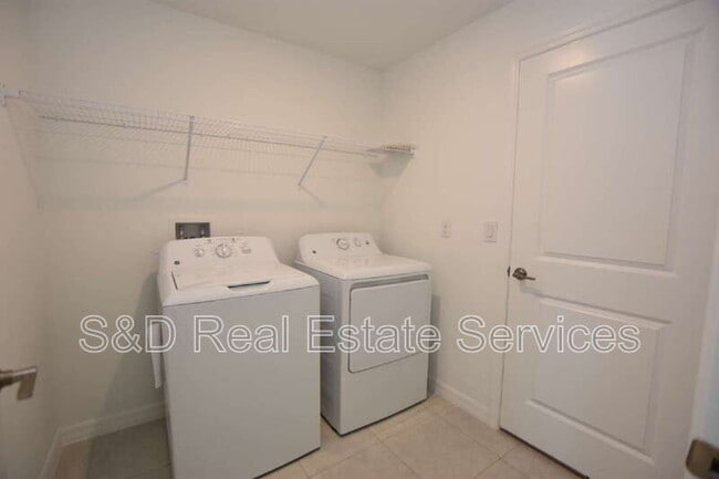 Building Photo - 1940 Red Loop