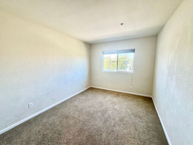 Building Photo - Lovely 2 Story Home In East Woodland In Great Location