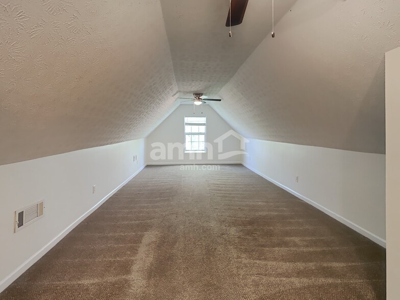 Building Photo - 910 Harbins View Dr