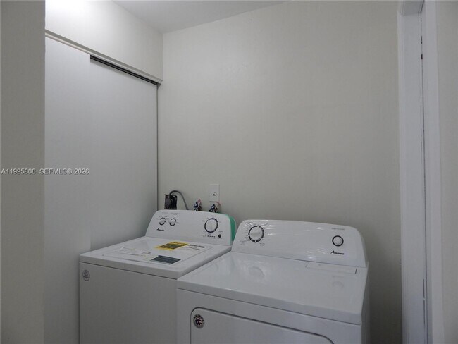 Building Photo - 3533 SW 89th Ct