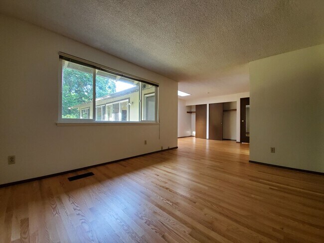 Building Photo - Prime Redmond Rambler 3 Bed/Large Yard