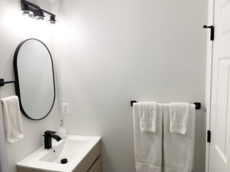 Building Photo - 1600 S Charles St