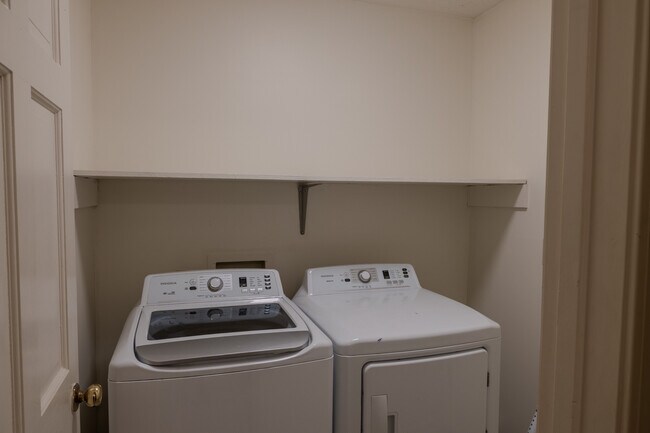Building Photo - 2858 Livsey Dr