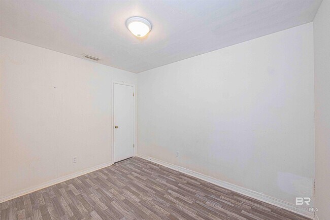 Building Photo - 600 Cheshire Ln