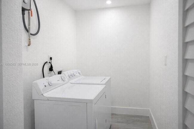 Building Photo - 900 NW 8th Ave