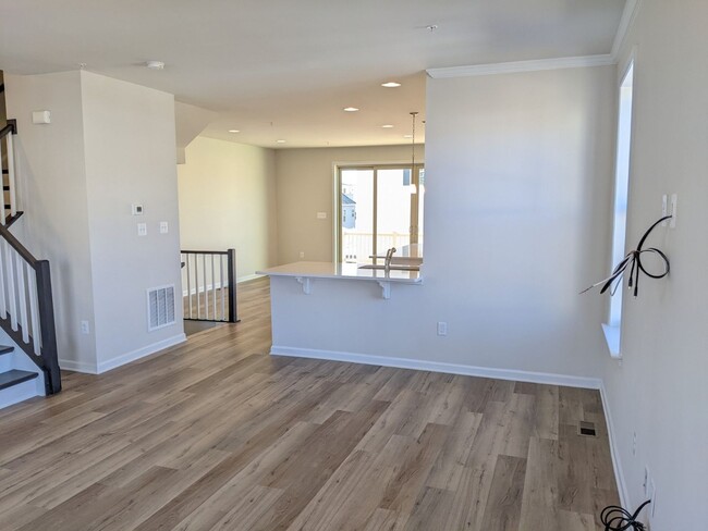 Building Photo - Beautiful 3 level END UNIT townhouse in Je...