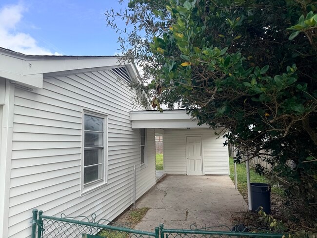 Building Photo - 1117 Evergreen Dr