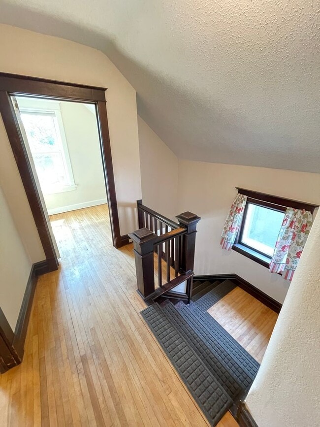 Building Photo - AVAILABLE JULY- 3 Bedroom, 1.5 Bath Home!