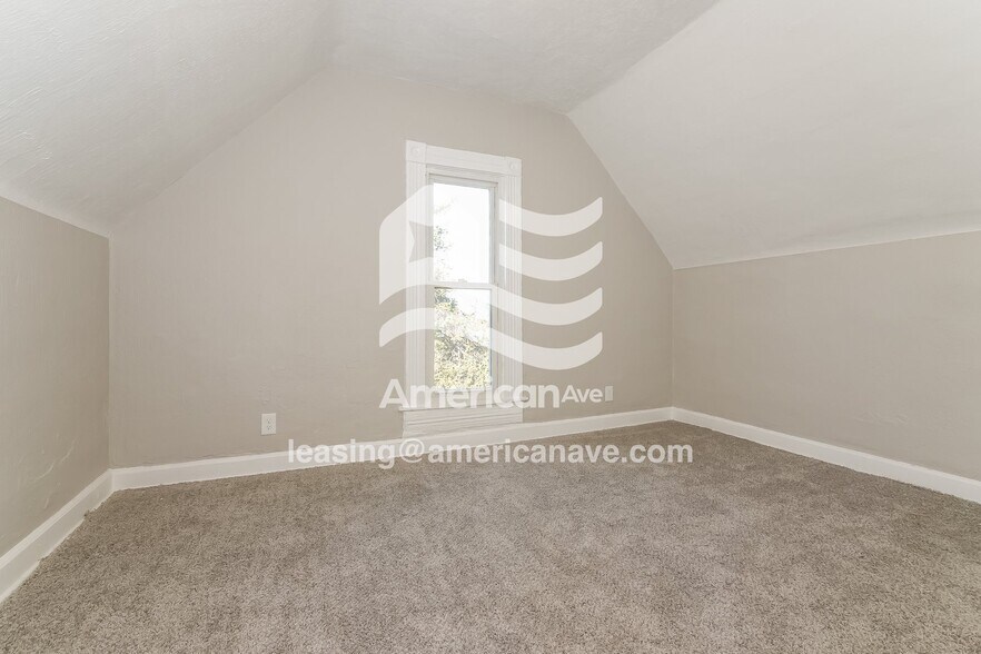 Building Photo - 2409 S 41st St
