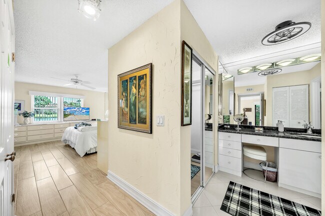 Building Photo - 9285 Vista del Lago