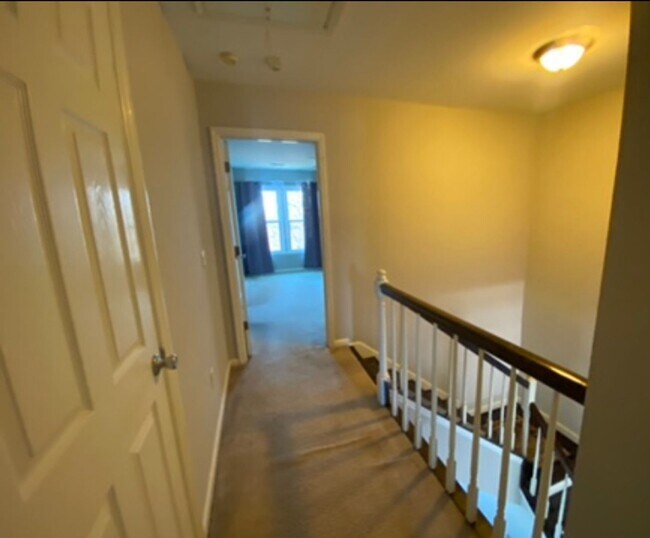 Building Photo - Great Location with a River View!