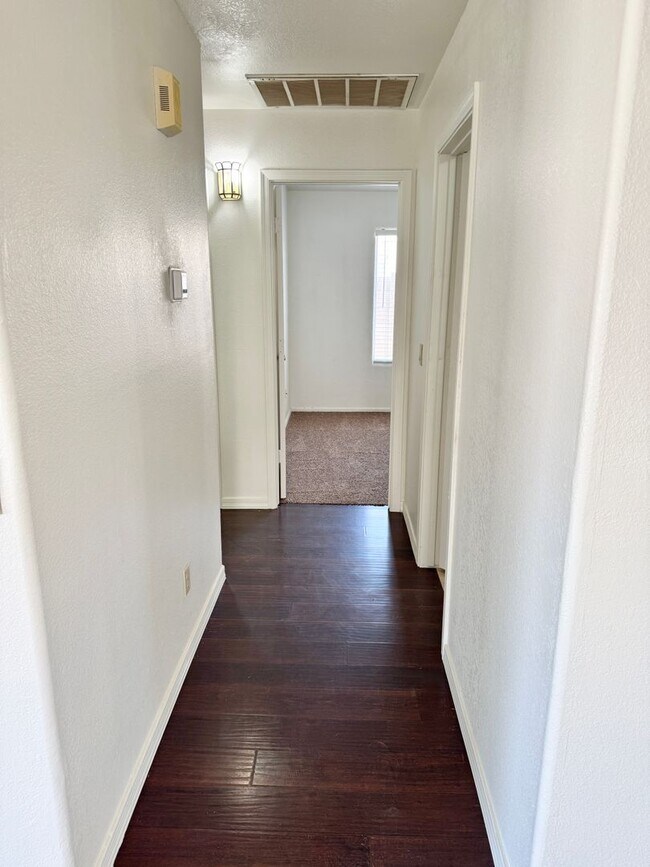 Building Photo - 3 Bedroom/2 Bath Single Level Home! NO HOA